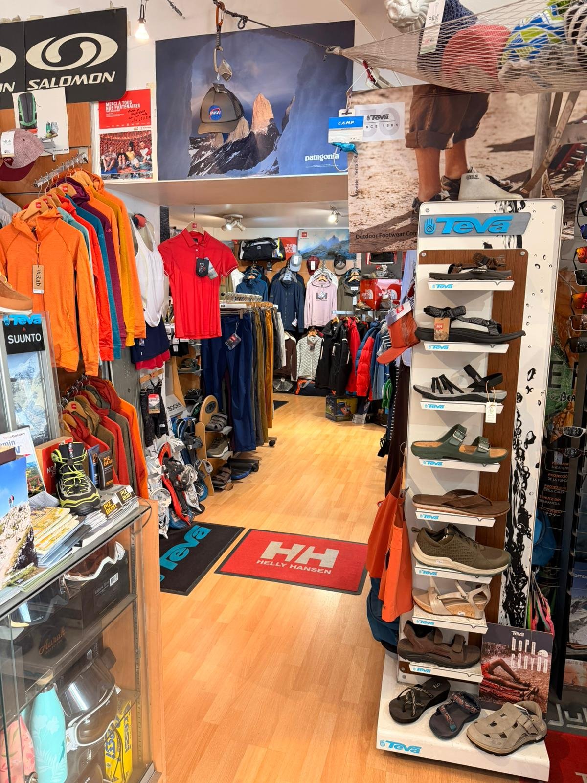 Allée du magasin Aquaterra avec textiles et sandales outdoor